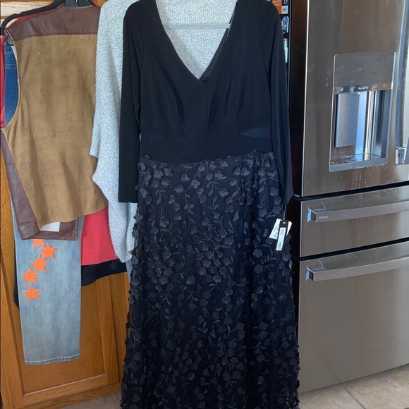 Xscape Women’s Black Long Sleeve 3D Floral Gown Dress Plus Size 16W - Picture 1 of 10
